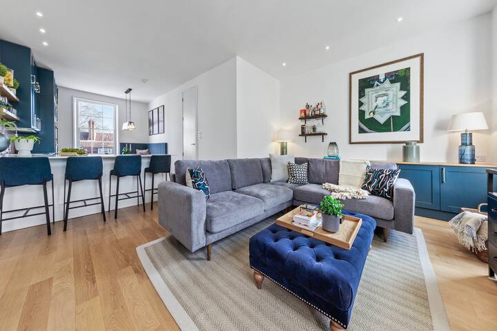 Large 4 Bedroom Flat w Amazing Roof Terrace!