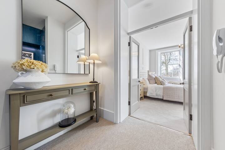 Large 4 Bedroom Flat w Amazing Roof Terrace! gallery image 4