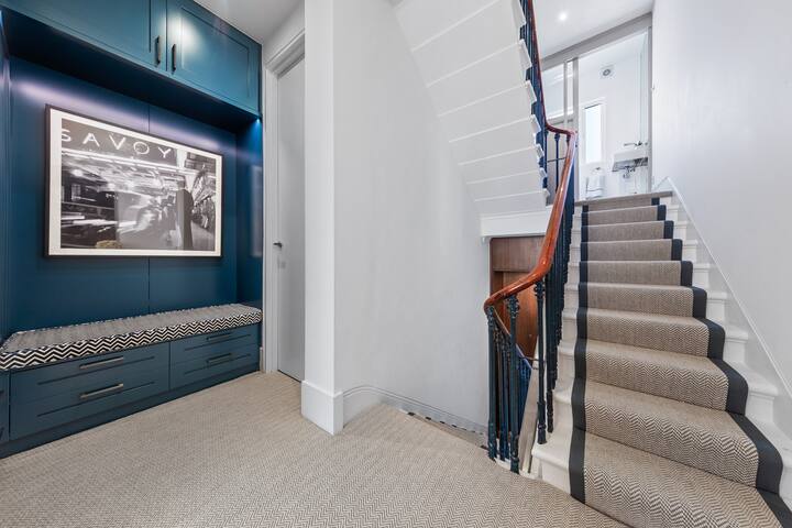 Large 4 Bedroom Flat w Amazing Roof Terrace! gallery image 3