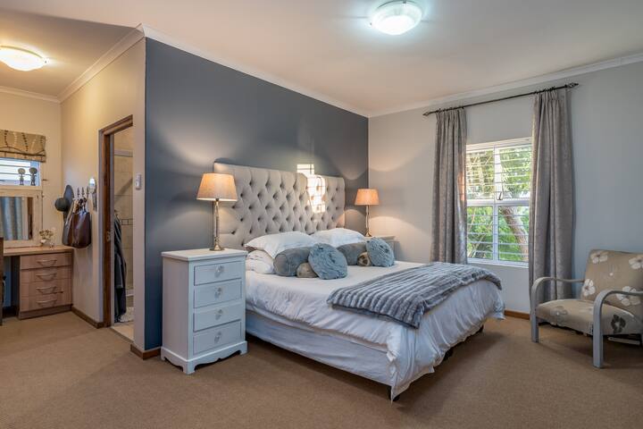 Cheerful 4 bedroom home with pool & wonderful view gallery image 4