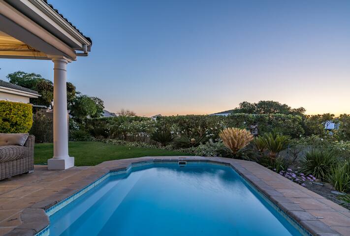 Cheerful 4 bedroom home with pool & wonderful view gallery image 3