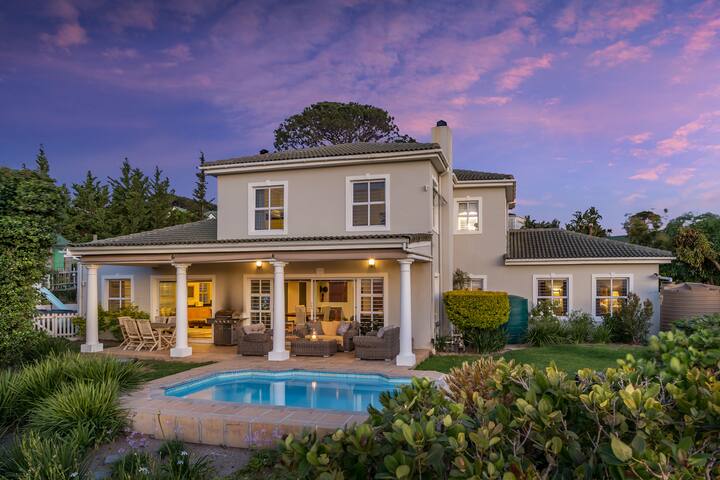 Cheerful 4 bedroom home with pool & wonderful view gallery image 2