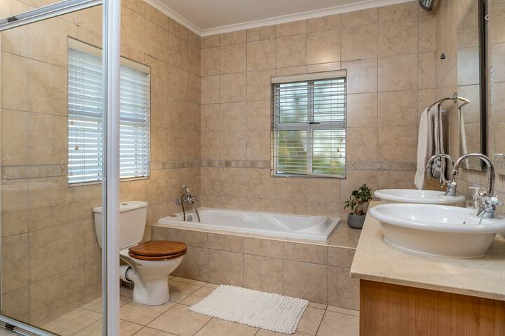 Cheerful 4 bedroom home with pool & wonderful view gallery image 5