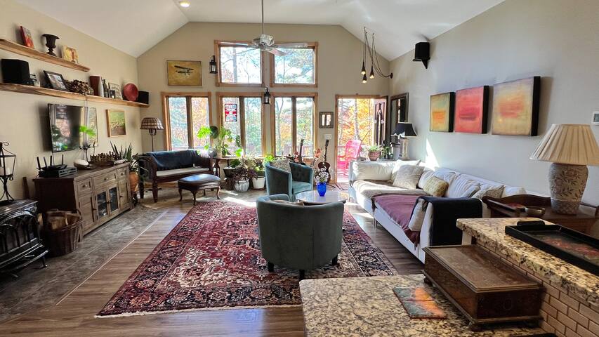 Forest Oasis w Hot tub, outdoor sauna, & Privacy gallery image 4