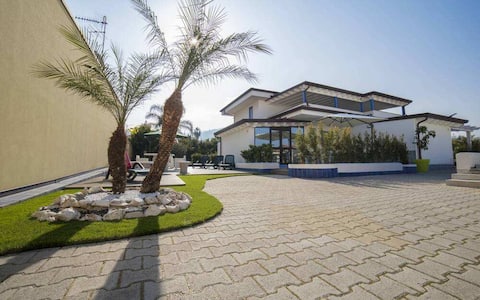 Popular Airbnb listing: Large three-room apartment + swimming pool + parking in Capo D'orlando