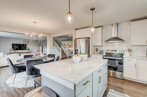 Carmel/Noblesville Fully Stocked   Beautiful Home