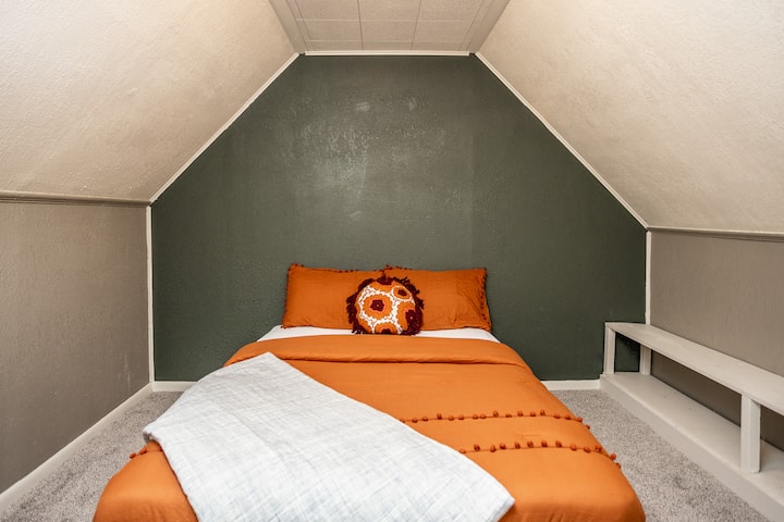 This upstairs bedroom offers a comfortable queen bed and built-in benches for easy luggage storage. Bright, inviting, and fully spacious, it’s the perfect spot to unwind and recharge after a day of exploring Des Moines.