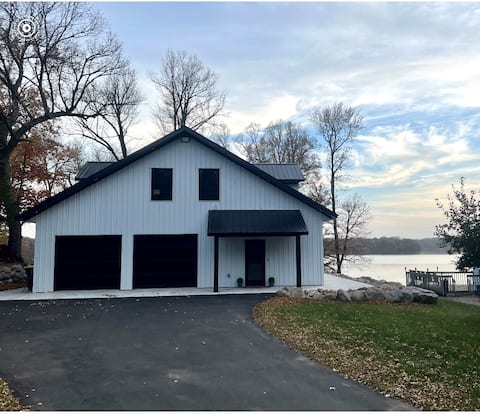 New 6 Bedroom Lake Cottage with Game Room