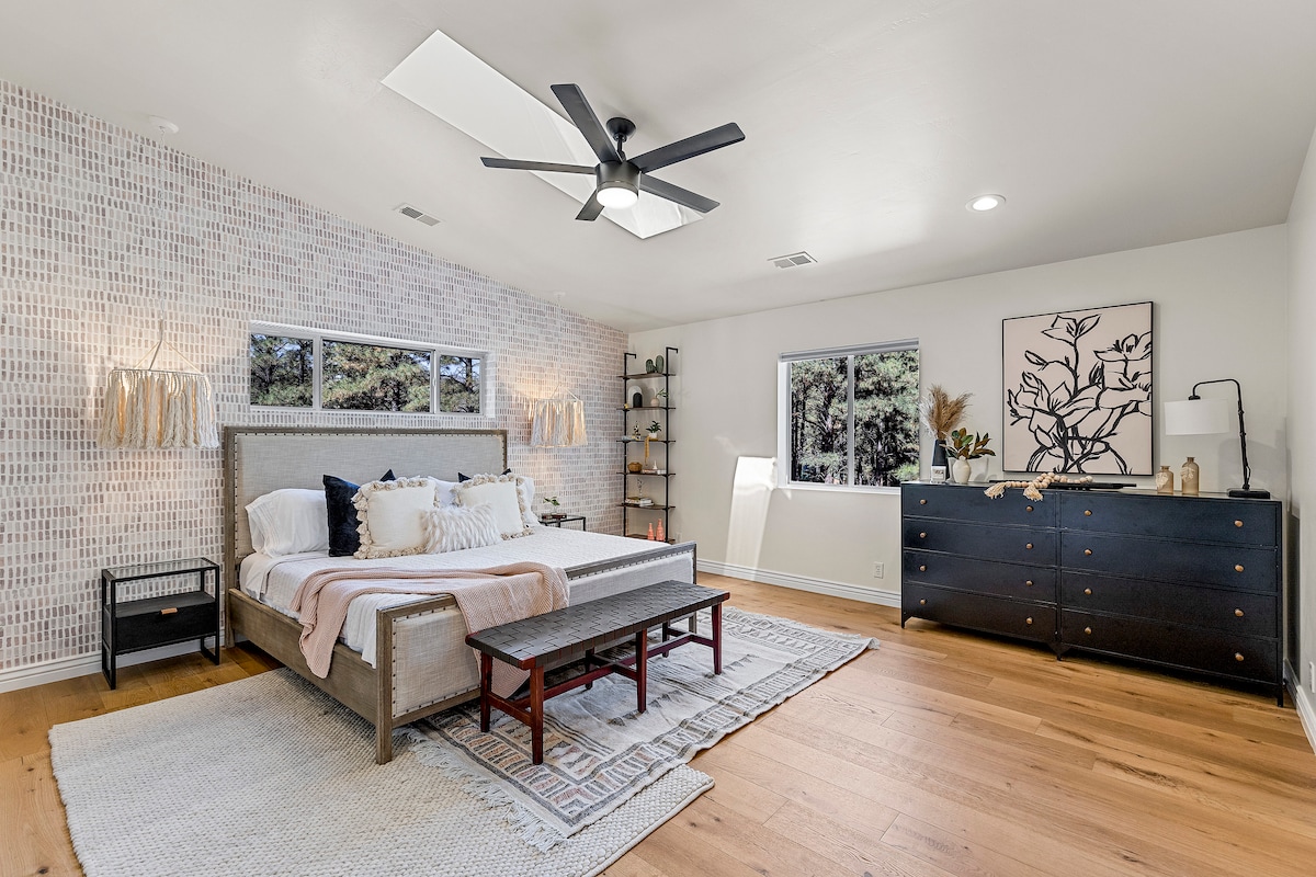 [ห้องนอน 3/ชั้นสอง] เตียงขนาดคิงไซส์และห้องน้ำในตัว J&J และสมาร์ททีวีขนาด 55 ”