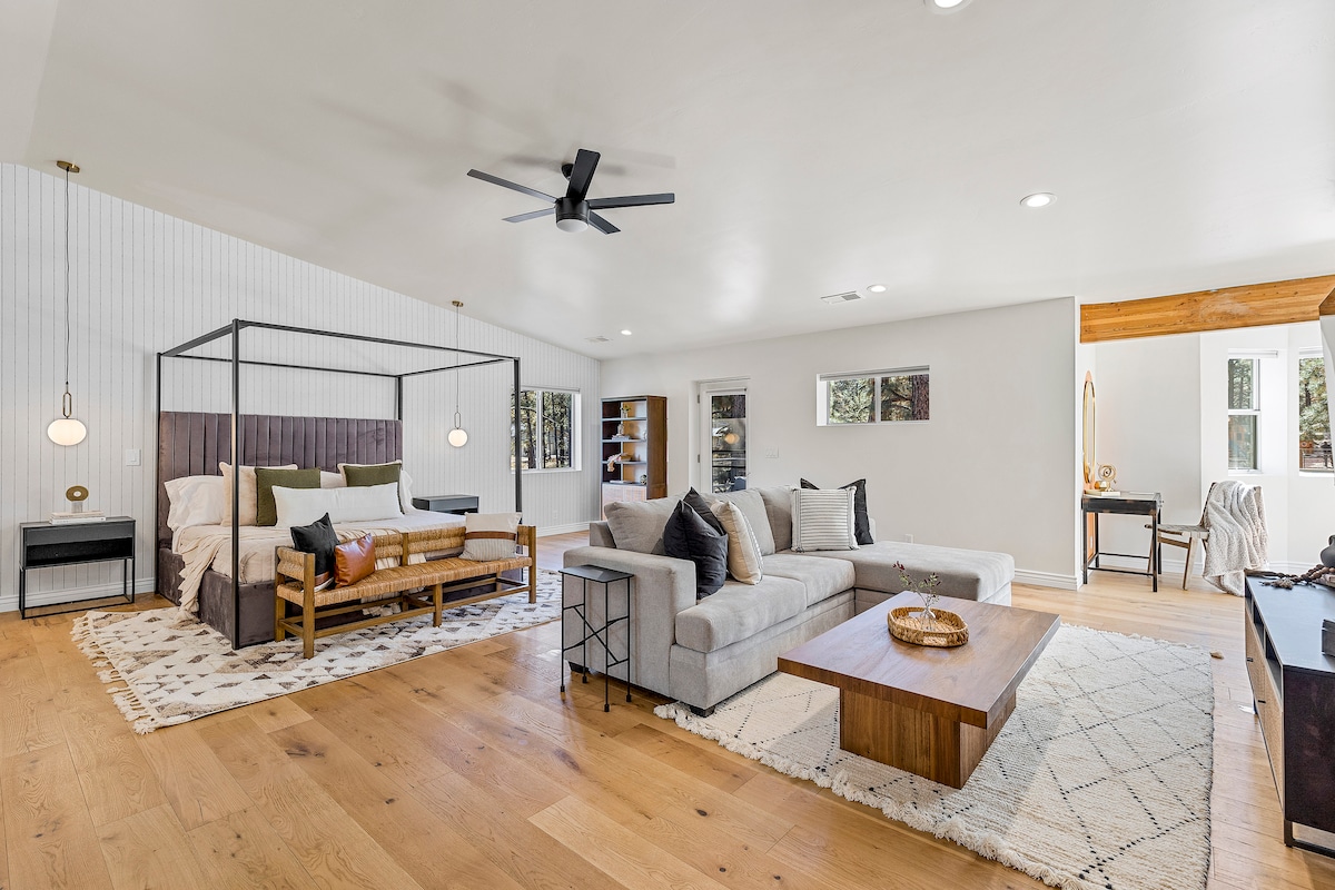 [ห้องนอน 1/ชั้นสอง] ห้องสวีทหลักพร้อมเตียงขนาดคิงไซส์และห้องน้ำในตัวโต๊ะทำงานที่นั่งมีทีวีและทางเข้าดาดฟ้า