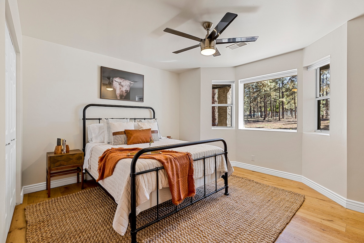 [ห้องนอน 8/ชั้นหลัก] เตียงควีนไซส์และสมาร์ททีวีขนาด 55 "