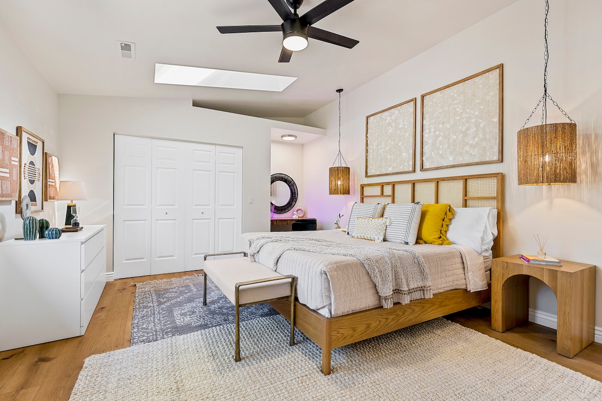 [ห้องนอน 2/ชั้น 2] เตียงขนาดคิงไซส์และห้องน้ำในตัว J&J และสมาร์ททีวีขนาด 55 ”