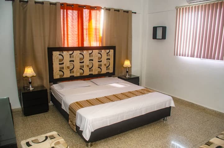 Cuarto climatizado con cama king size