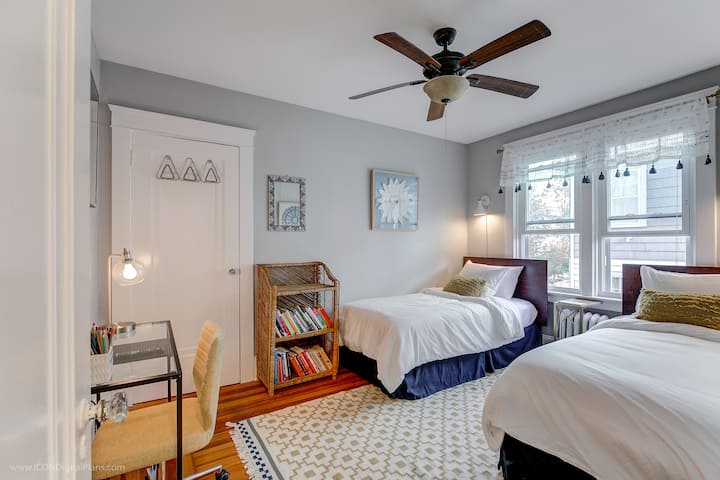 Тази спалня с 2 отделни легла има собствена малка библиотека, бюро и телевизор. И двата матрака са със средна мемори пяна, които ви помагат да спите много удобно. 