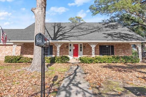 The Hidden Gem - 4 Bed, 3 Bath Open Floor Plan