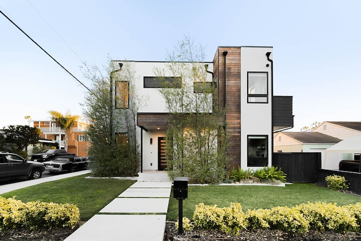 Divine Modern Beach Living – 3BD