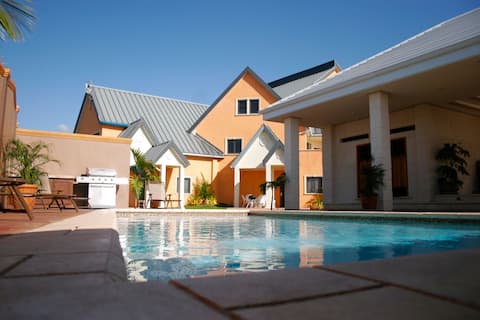 Cozy studio in gated community with pool access.