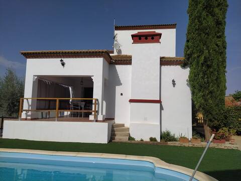Cheerful house with pool in the serrania.