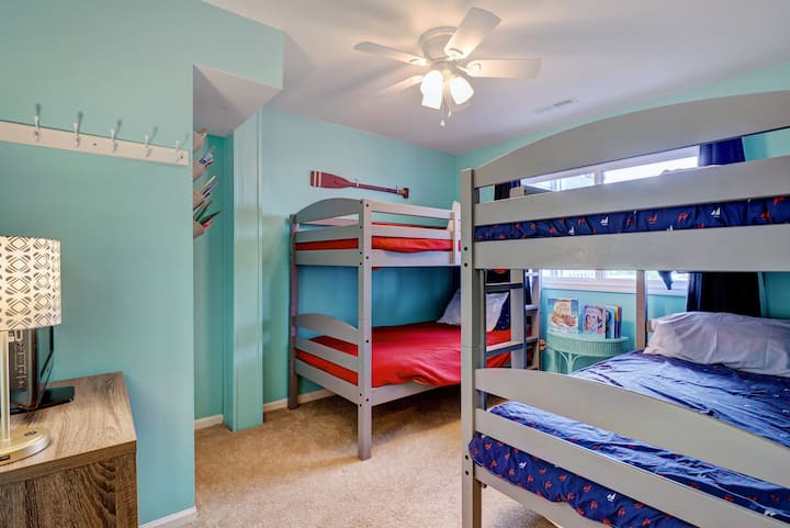 Habitación con litera en el primer piso con televisión inteligente y control remoto Roku