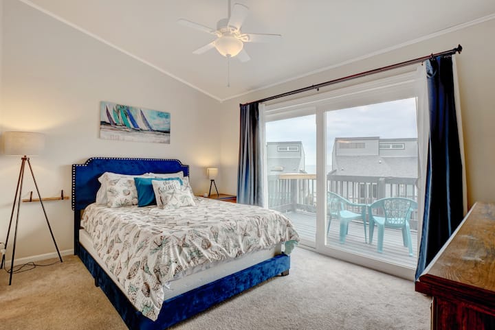 Dormitorio principal en el tercer piso: ¡la vista desde la terraza es inmejorable! ¡Disfruta del café o el vino mientras ves el amanecer y las puestas del sol!