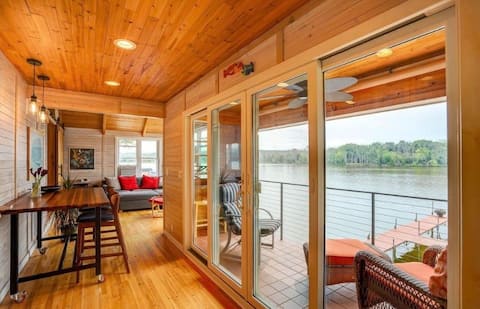 Waterfront modern cabin w/ kayaks