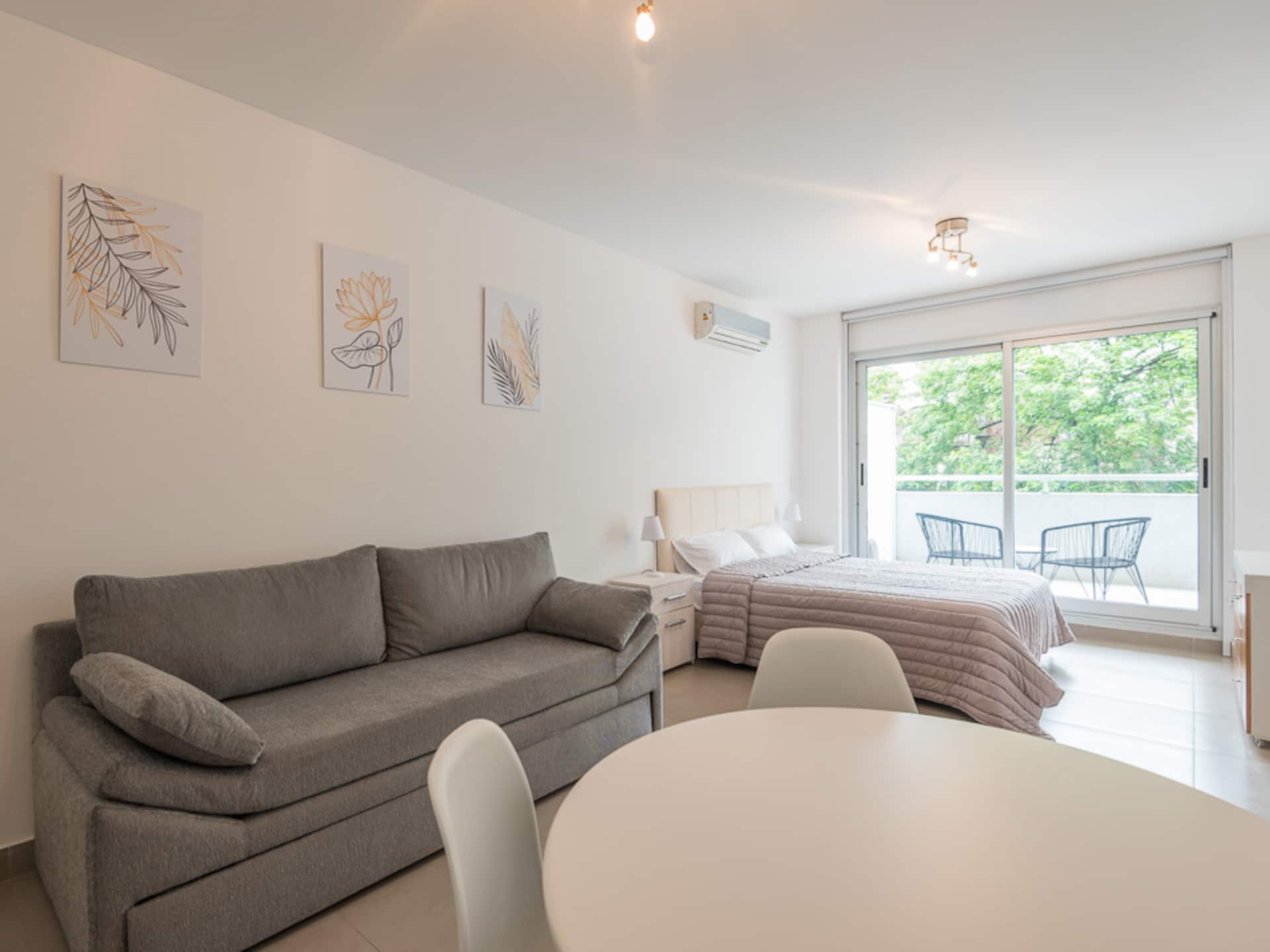 Modern studio apartment with balcony in Almagro