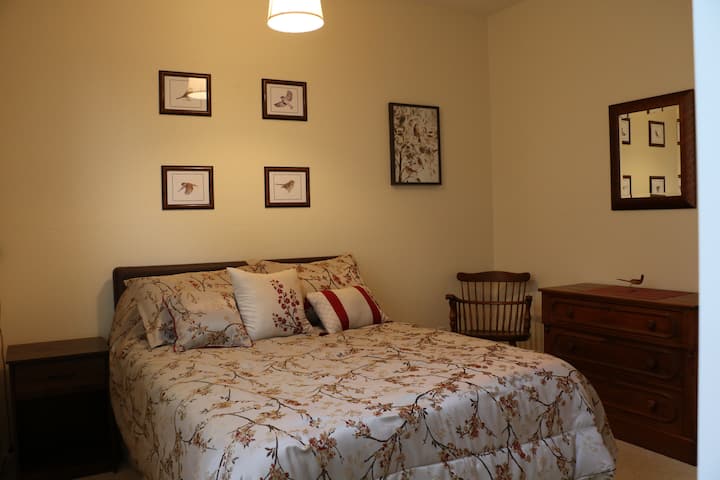 Ყვავილები და ფრინველების თემატური ოთახი