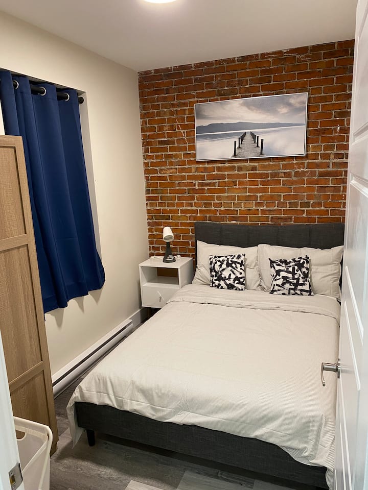Decarie 306 Entire 1 bedroom apartment MTL - 2