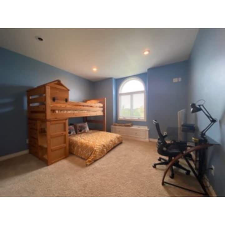 2. spálňa s rustikálnou poschodovou posteľou a priestranným šatníkom