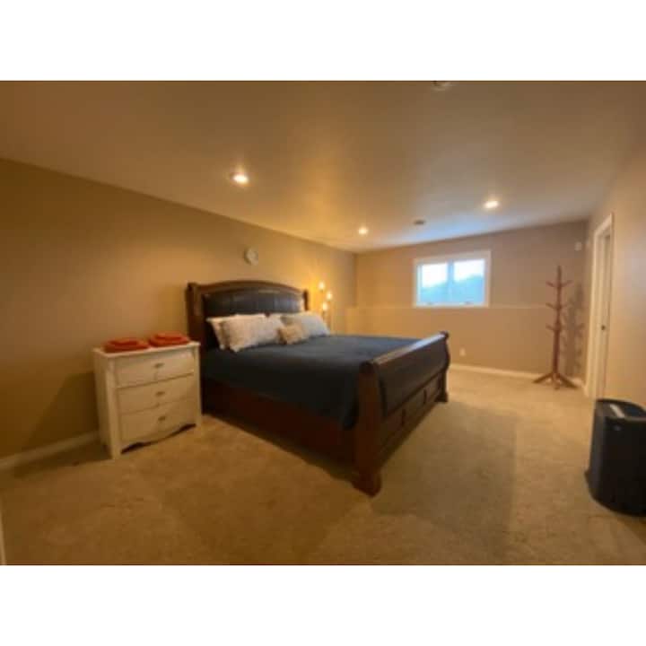 Priestranná 4. spálňa s manželskou posteľou King a  priestranným šatníkom