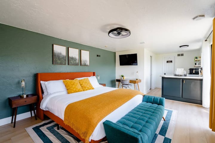 Štúdio na prízemí s vlastným vchodom, manželskou posteľou King v Kalifornii, vlastnou kúpeľňou a kuchynským kútom