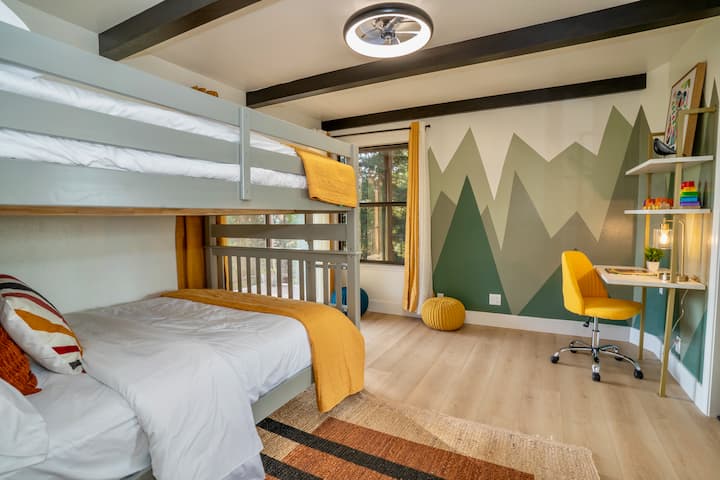 Druhá spálňa/detská izba s horskou tematikou a plnou poschodovou posteľou. 