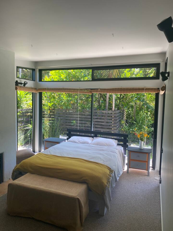 Kitanda cha ukubwa wa kifahari cha malkia.  Chumba cha pili cha kulala kilicho karibu na kitanda cha watu wawili kinapaswa kupigwa picha na kuongezwa hivi karibuni (kinapambwa).