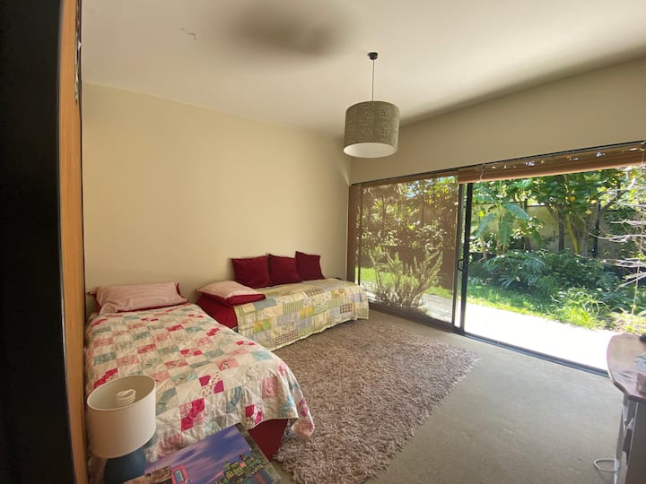 Hii imewekwa kama chumba cha kulala cha watoto kilicho na vitanda 2 lakini vitanda vinaweza kuunganishwa ili kuunda mara mbili ikiwa inahitajika.