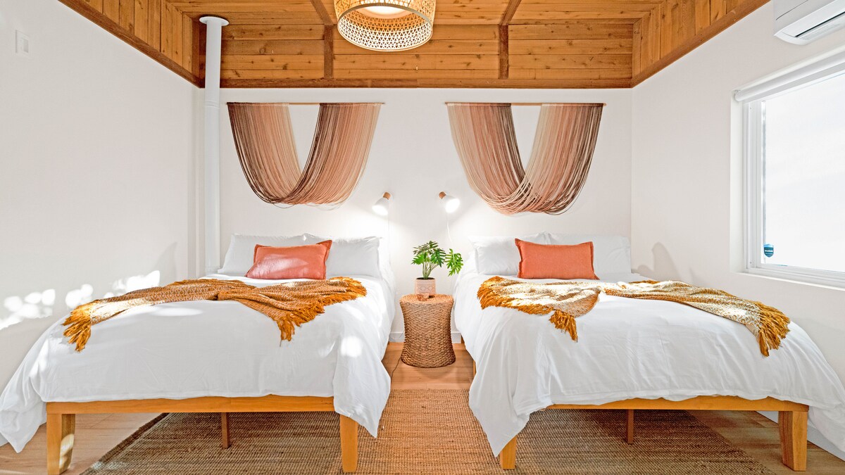 第二间卧室，每间客房均配备USB充电器。 充足的自然阳光和华丽的木质天花板，给人一种温馨的感觉。 