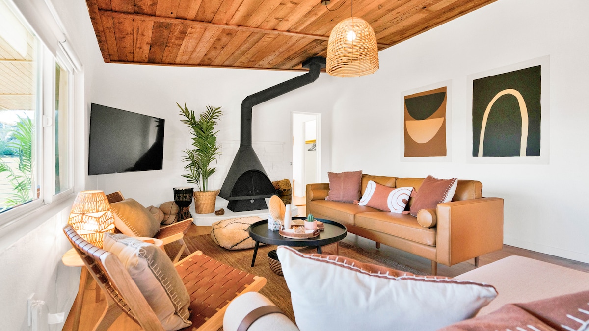 宽敞、温馨的客厅，配备齐全的乐器或玩牌/棋盘游戏。 智能电视可以让您连接所有最喜爱的提供商，同时提供本地频道。 一张超级舒适的床，可供您的宠物使用，还有一张超长沙发，可覆盖Abed