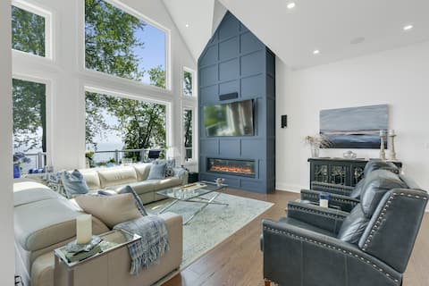 Top performing Airbnb: Luxurious Lake House for Family Stays in Simcoe