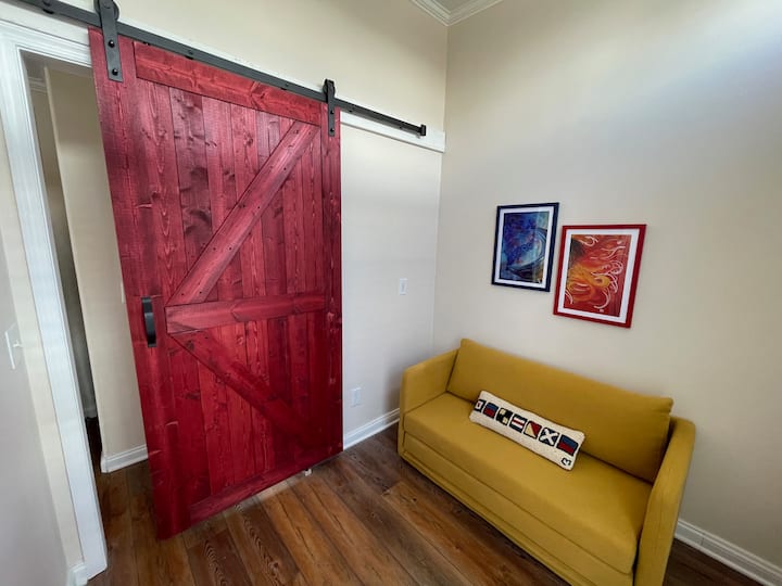 Gorgeous red ghalani mlango katika chumba cha pili cabin itakuwa kubwa nyuma tone kwa ajili ya picha. 