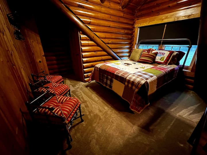 El quinto dormitorio está arriba y contiene una cama tamaño queen. 
Comparte un baño completo en la planta superior con el cuarto dormitorio.