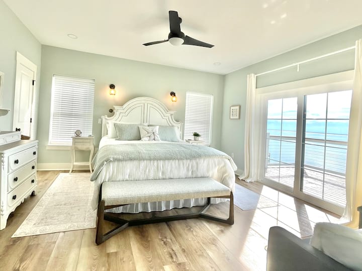 Suite Seastar con cama tamaño king y solárium superior con vistas a la bahía y gran baño privado.