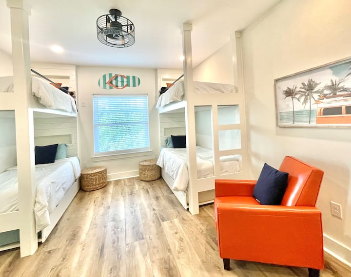 ¡Surf 's Up! La suite del dormitorio tiene capacidad para 9-10 personas con 3 juegos de literas con nido y un sofá cama.  Este divertido espacio tiene un baño privado y un tocador doble adicional en la habitación.