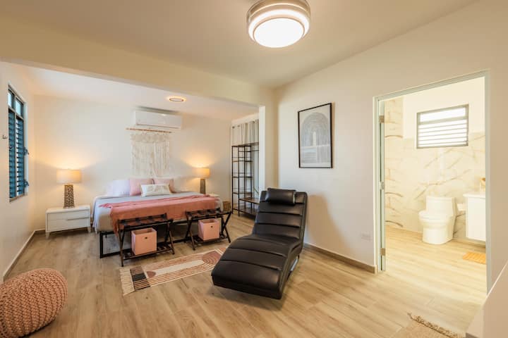 მე-2 სართული - მასტერ ბედრუმი - 1 დიდი საწოლით