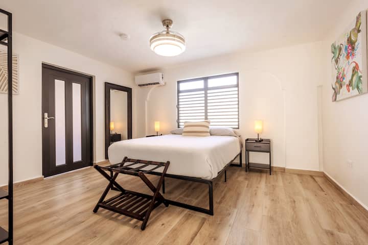 1 სართული - სასტუმრო საძინებელი ცალკე შესასვლელით - 1 საწოლიანი საწოლი 152 × 203 სმ