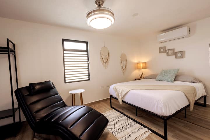 1 სართული - სასტუმრო საძინებელი სააბაზანოთი და ცალკე შესასვლელით - 1 საწოლი 152 × 203 სმ