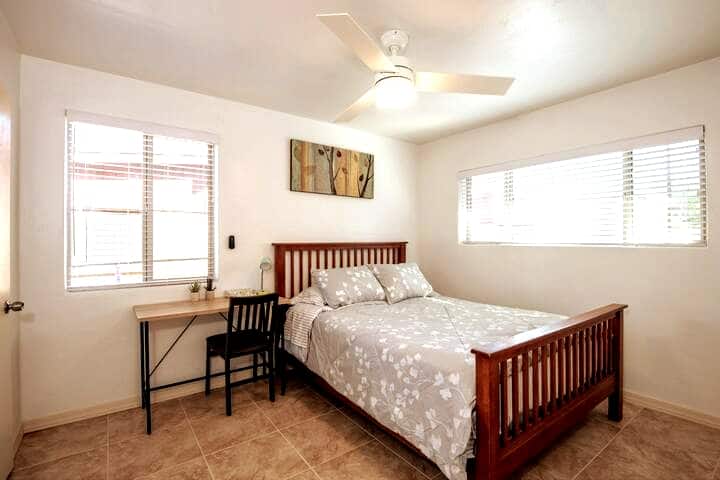Segundo dormitorio con una cama tamaño queen.