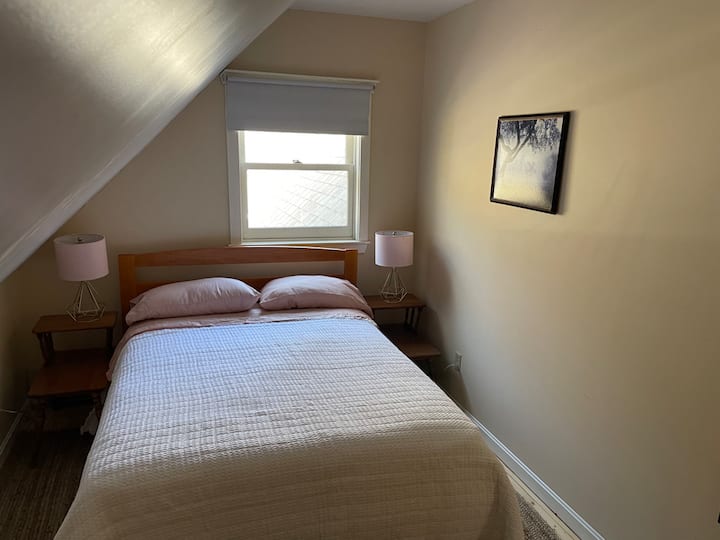 Dhomë gjumi e plotë e nivelit të sipërm