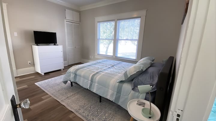 חדר שינה שני: מיטת קווין סייז עם טלוויזיה חכמה וחדר ארונות.