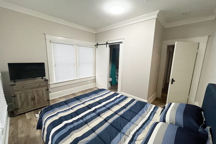 חדר שינה אחד (ראשי): מיטת קווין עם טלוויזיה חכמה וחדר רחצה ושירותים פרטי וארון.