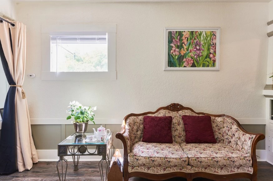 美丽的维多利亚式起居室，有各种杂志：纳帕之旅、渡轮时间表、当地活动