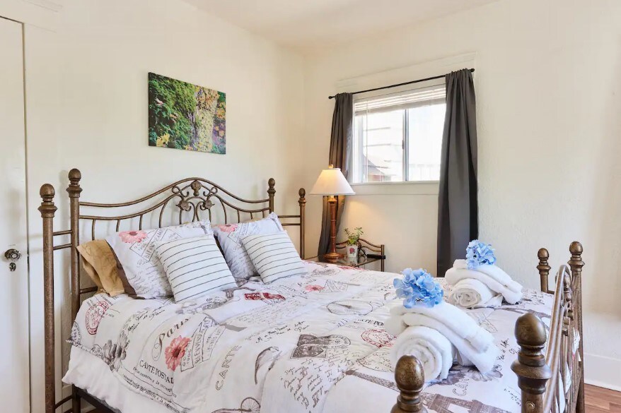 主卧理念您梦寐以求的是入住带有Sealy Posturepedic床垫的维多利亚式住宅